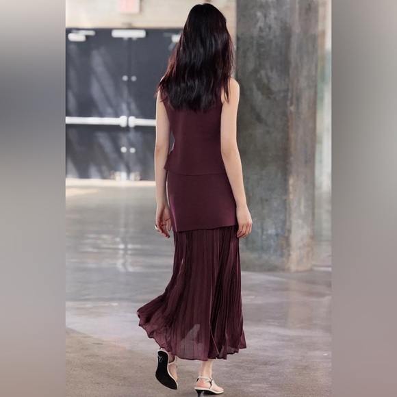 Zara Burgundy Sleeveless Knit Vest with Gold Button Detail- New with Tags - Picture 3 of 9